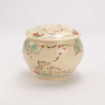 Lidded container -Friendly cats