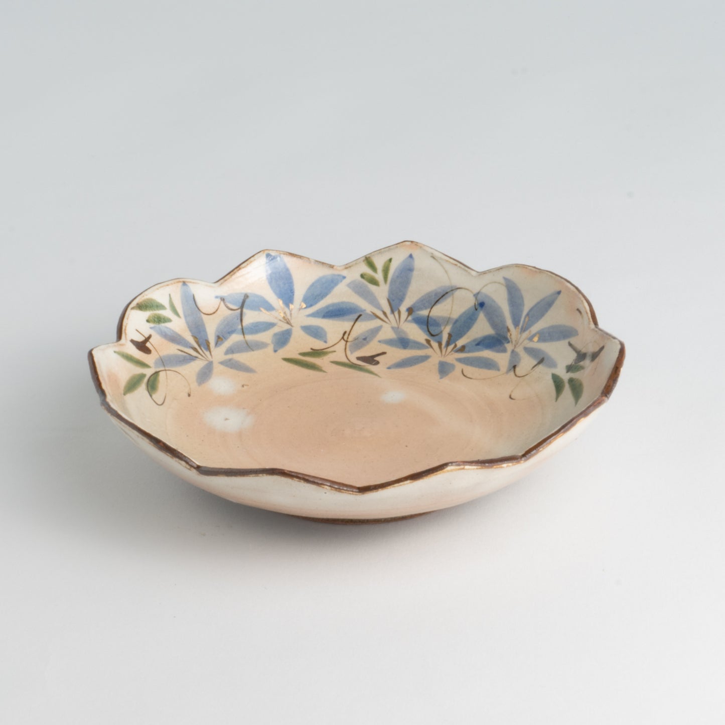 Flower edged bowl  - Tessen"鉄線"