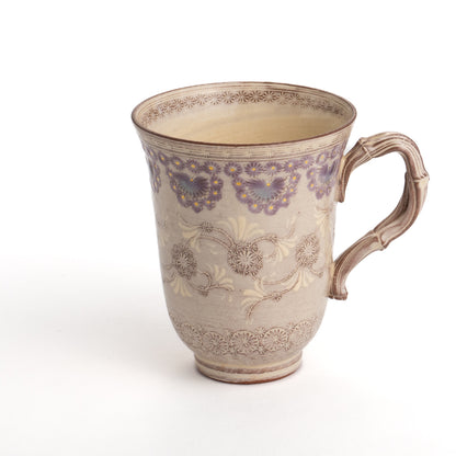 Mug with purple flower pattern 2D by Torakugama 